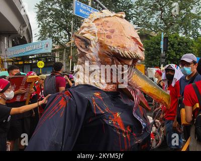 Manille, Philippines. 30th novembre 2022. Un effigie d'un aigle symbolisant l'impérialisme américain mis par des manifestants à Mendiola, Manille. Des groupes de travail activistes unissent et entreposez un programme pour commémorer la Journée Bonifacio à Liwasang Bonifacio et à l'Arc de paix de Mendiola à Manille. Ils appellent à une augmentation générale des salaires dans le contexte de la crise économique qui s'aggrave. Ils feront pression sur l'administration actuelle pour inclure les questions des travailleurs dans ses plans et son programme et répondre à l'appel des travailleurs et à une augmentation de salaire suffisante. Crédit : SOPA Images Limited/Alamy Live News Banque D'Images