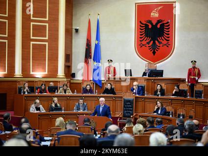 Tirana, Albanie. 01st décembre 2022. Le Président fédéral Frank-Walter Steinmeier s'adresse aux parlementaires albanais. Lors de son voyage de quatre jours dans les Balkans, le président Steinmeier visite les pays du nord de la Macédoine et l'Albanie. Outre la situation dans la région et les effets de la guerre d'agression russe en Ukraine, le soutien de l'Allemagne aux perspectives d'adhésion des pays à l'Union européenne est au centre de ce voyage. Credit: Bernd von Jutrczenka/dpa/Alamy Live News Banque D'Images