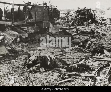 Photo vintage vers 1941 de soldats italiens morts et de véhicules détruits après une attaque par l'artillerie britannique dans la bataille pour Cyrénaica Libye. Banque D'Images