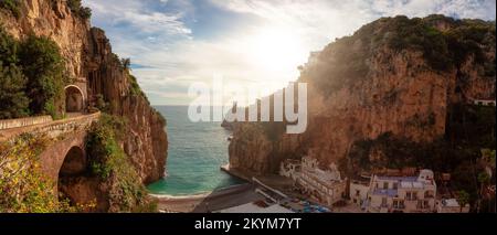 Plage de sable sur la côte des Rocheuses en mer. Marina di Praia, Praiano, côte amalfitaine, Italie Banque D'Images