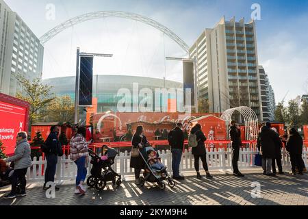 Wembley Park, Londres, Royaume-Uni. 1st décembre 2022. Premier dans la file d'attente à visiter le légendaire camion de Noël Coca Cola sur la voie olympique, en face du stade Wembley, lors de sa tournée britannique de 2022. En soutenant FareShare, Coca-Cola fera don de l'équivalent de milliers de repas, l'équivalent d'un repas offert au nom de chaque personne qui participe à la tournée de Noël Coca-Cola en camion cette année. Photo par Amanda Rose/Alamy Live News Banque D'Images