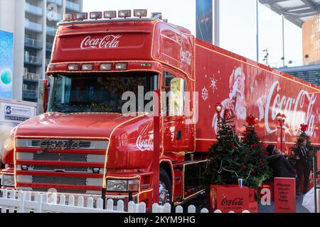 Wembley Park, Londres, Royaume-Uni. 1st décembre 2022. Le célèbre camion de Noël Coca Cola s'arrête sur la voie olympique, en face du stade Wembley, lors de sa tournée britannique de 2022. En soutenant FareShare, Coca-Cola fera don de l'équivalent de milliers de repas, l'équivalent d'un repas offert au nom de chaque personne qui participe à la tournée de Noël Coca-Cola en camion cette année. Photo par Amanda Rose/Alamy Live News Banque D'Images