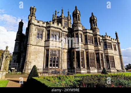 Maison victorienne de style gothique. Le château de Margam est un haut-lieu de la maison gothique Tudor avec détail de la pierre. Margam Country Park, Margam, Port Talbot, ainsi Banque D'Images