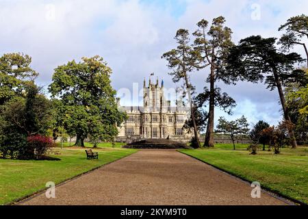 Maison victorienne de style gothique. Le château de Margam est un haut-lieu de la maison gothique Tudor avec détail de la pierre. Margam Country Park, Margam, Port Talbot, ainsi Banque D'Images