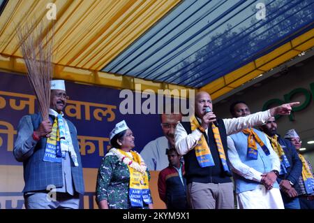 1 décembre 2022, Delhi, Mayur vihar, est de Delhi, Inde: Manish Sisodia, ministre en chef de Delhi, est accueillie avec une énorme guirlande et une vague lors de la réunion d'angle pénible pour la candidate Beena balguherfrom Mayur vihar phase 1 et les porteurs de l'AAP (AAM Aadmi Party) vus pendant la campagne électorale de l'assemblée publique pour la corporation électorale municipale (MCD). Les électeurs devraient voter pour 250 municipalités de la capitale (image de crédit : © Ravi Batra/ZUMA Press Wire) Banque D'Images