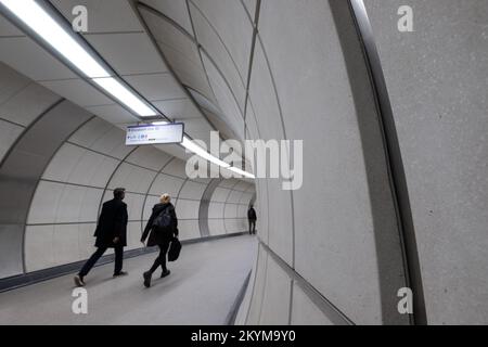 La nouvelle station de métro Elizabeth Line London, à Bond Street, présente un intérieur moderne. Banque D'Images