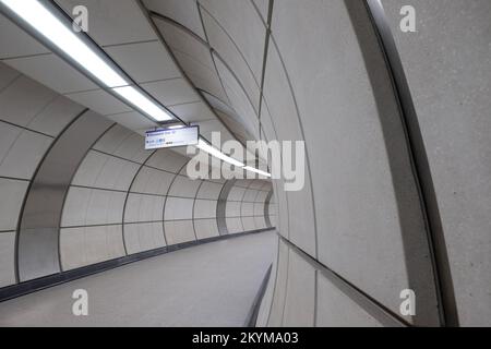 La nouvelle station de métro Elizabeth Line London, à Bond Street, présente un intérieur moderne. Banque D'Images