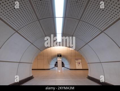 La nouvelle station de métro Elizabeth Line London, à Bond Street, présente un intérieur moderne. Banque D'Images