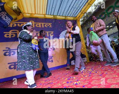 1 décembre 2022, Delhi, Mayur vihar, est de Delhi, Inde: Manish Sisodia, ministre en chef de Delhi, est accueillie avec une énorme guirlande et une vague lors de la réunion d'angle pénible pour la candidate Beena balguherfrom Mayur vihar phase 1 et les porteurs de l'AAP (AAM Aadmi Party) vus pendant la campagne électorale de l'assemblée publique pour la corporation électorale municipale (MCD). Les électeurs devraient voter pour 250 municipalités de la capitale (image de crédit : © Ravi Batra/ZUMA Press Wire) Banque D'Images