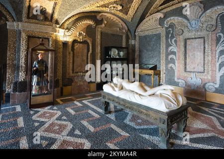 Palazzo Borromeo, vue sur la troisième grotte contenant la célèbre statue de Vénus endormie à l'intérieur du Palazzo Borromeo, Isola Bella, Piémont, Italie Banque D'Images