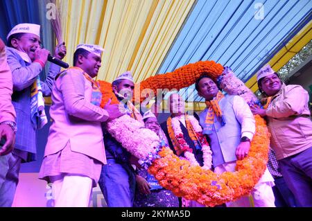 1 décembre 2022, Delhi, Mayur vihar, est de Delhi, Inde: Manish Sisodia, ministre en chef de Delhi, est accueillie avec une énorme guirlande et une vague lors de la réunion d'angle pénible pour la candidate Beena balguherfrom Mayur vihar phase 1 et les porteurs de l'AAP (AAM Aadmi Party) vus pendant la campagne électorale de l'assemblée publique pour la corporation électorale municipale (MCD). Les électeurs devraient voter pour 250 municipalités de la capitale (image de crédit : © Ravi Batra/ZUMA Press Wire) Banque D'Images