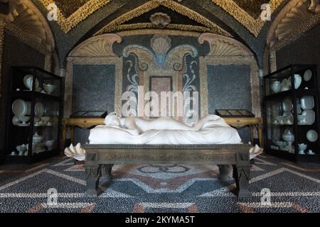 Palazzo Borromeo, vue sur la troisième grotte contenant la célèbre statue de Vénus endormie à l'intérieur du Palazzo Borromeo, Isola Bella, Piémont, Italie Banque D'Images