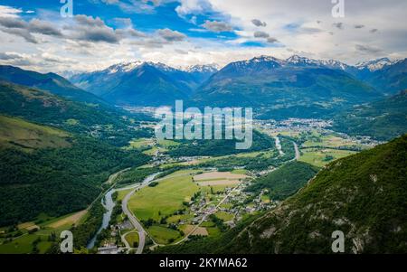 Vue sur la vallée du Gave de Pau et les montagnes enneigées des Pyrénées depuis le sommet du pic d'Alien près de Lourdes, dans le sud de la France Banque D'Images