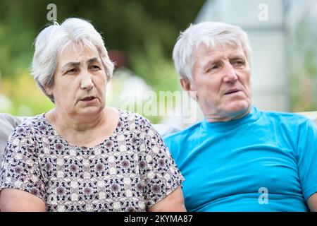 Parents âgés inquiets et anxieux, visages de personnes qui entendent de mauvaises nouvelles Banque D'Images