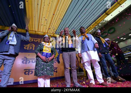 1 décembre 2022, Delhi, Mayur vihar, est de Delhi, Inde: Manish Sisodia, ministre en chef de Delhi, est accueillie avec une énorme guirlande et une vague lors de la réunion d'angle pénible pour la candidate Beena balguherfrom Mayur vihar phase 1 et les porteurs de l'AAP (AAM Aadmi Party) vus pendant la campagne électorale de l'assemblée publique pour la corporation électorale municipale (MCD). Les électeurs devraient voter pour 250 municipalités de la capitale (image de crédit : © Ravi Batra/ZUMA Press Wire) Banque D'Images