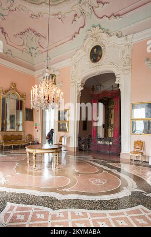 Palazzo Borromeo, vue sur la célèbre salle Napoléon contenant le lit dans lequel il a dormi lors de sa visite au Palazzo Borromeo en 1797, Piémont, Italie Banque D'Images