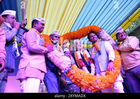 1 décembre 2022, Delhi, Mayur vihar, est de Delhi, Inde: Manish Sisodia, ministre en chef de Delhi, est accueillie avec une énorme guirlande et une vague lors de la réunion d'angle pénible pour la candidate Beena balguherfrom Mayur vihar phase 1 et les porteurs de l'AAP (AAM Aadmi Party) vus pendant la campagne électorale de l'assemblée publique pour la corporation électorale municipale (MCD). Les électeurs devraient voter pour 250 municipalités de la capitale (image de crédit : © Ravi Batra/ZUMA Press Wire) Banque D'Images