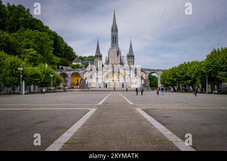 Vue sur la basilique notre-Dame de Lourdes datant du 19th siècle dans les Pyrénées françaises Banque D'Images