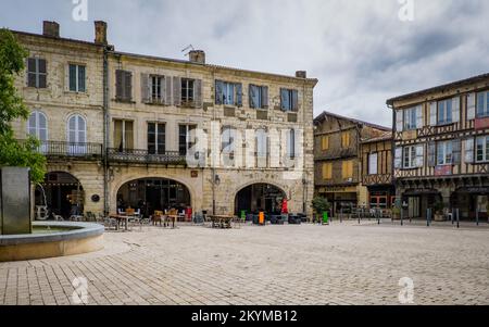 La place principale pavée de la petite ville médiévale d'Éauze dans le sud de la France (Gers), avec de belles façades médiévales et à colombages Banque D'Images