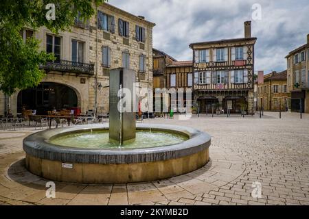 La place principale pavée de la petite ville médiévale d'Éauze dans le sud de la France (Gers), avec de belles façades médiévales et à colombages Banque D'Images