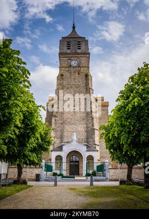 La tour de l'horloge de l'église gothique Saint-Laurent à Ibos, au sud de la France Banque D'Images