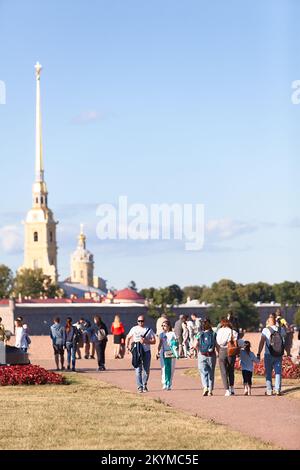 Saint-Pétersbourg, Russie-vers août 2022: Les touristes sont en face de la flèche de la forteresse Pierre et Paul. La broche de l'île de Vasilyevsky est au centre o Banque D'Images