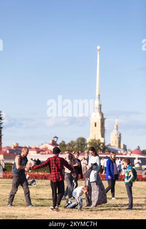 Saint-Pétersbourg, Russie-vers août 2022: Les gens marchent sur la broche de l'île de Vasilyevsky avec la toile de fond de la forteresse Pierre et Paul. De l'été à Banque D'Images