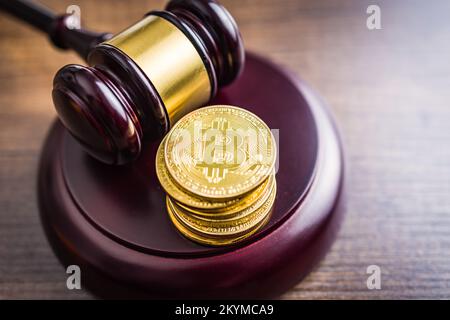 Crypto-monnaie. Argent virtuel Bitcoin. Les pièces de monnaie d'or et le juge gavel. Banque D'Images