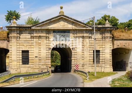 Novi Sad, Serbie - 17 juillet 2022 : porte de Belgrade (Beogradska kapija) à Petrovaradin, ancienne partie de Novi Sad Banque D'Images