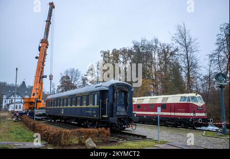 01 décembre 2022, Mecklembourg-Poméranie occidentale, Gadebusch : la voiture de couchage du légendaire Orient Express construite en 1941 se trouve sur la piste du musée à côté de la gare historique. Autrefois utilisé entre Paris et Istanbul, le chariot de 54 tonnes a été soulevé par deux grues montées sur camion de la voie d'exploitation du Deutsche Bahn dans la zone du musée pendant la nuit. Photo: Jens Büttner/dpa Banque D'Images