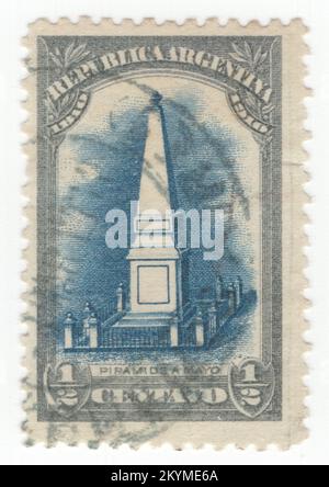 ARGENTINE - 1910: ½ catenvos timbre-poste bleu et gris-bleu représentant la Pyramide de mai. Centenaire de la république. Le Piramide de Mayo, situé au centre de la Plaza de Mayo, est le plus ancien monument national de la ville de Buenos Aires. Sa construction a été commandée en 1811 par la Primera Junta pour célébrer le premier anniversaire de la Révolution de mai. Il a été rénové en 1856, sous la direction de Prilidiano Pueyrredon. En 1912, après avoir subi de nombreuses modifications, il a été déplacé de 63 mètres (68,9 yards) à l'est Banque D'Images