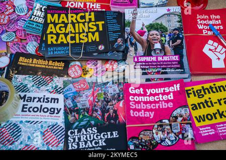 Londres, Royaume-Uni. 30th novembre 2022. Des affiches et des circulaires sont visibles pendant le rallye. Des milliers de personnes se rassemblent à l'extérieur de King's Cross Station pour soutenir la plus grande sortie organisée par l'UCU (University and College Union) pour demander un salaire significatif, pour corriger les mauvaises conditions de travail et les réductions de pensions. Crédit : SOPA Images Limited/Alamy Live News Banque D'Images