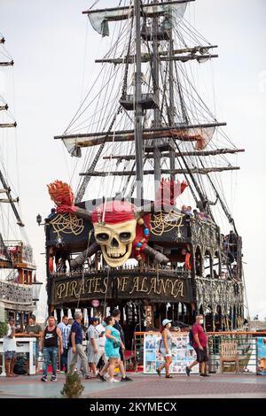 Alanya, Turquie-vers octobre, 2020: Les bateaux de divertissement touristiques sont amarrés à la jetée d'Alanya, Turquie Banque D'Images