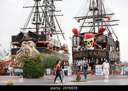 Alanya, Turquie-vers octobre, 2020: Bateaux de divertissement touristique à la jetée d'Alanya, Turquie Banque D'Images