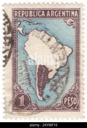 ARGENTINE - 1937: Timbre-poste brun-noir et bleu clair de 1 peso représentant la silhouette de l'Argentine sur la carte de l'Amérique du Sud. Argentine, est un pays dans la moitié sud de l'Amérique du Sud. L'Argentine couvre une superficie de 2 780 400 km2 1 073 500 km2, ce qui en fait le huitième plus grand pays du monde. Elle partage la majeure partie du cône Sud avec le Chili à l'ouest, et est également bordée par la Bolivie et le Paraguay au nord, le Brésil au nord-est, l'Uruguay et l'océan Atlantique Sud à l'est, et le passage Drake au sud Banque D'Images