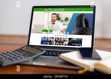 Le personnel de service utilise un ordinateur portable pour vérifier les pièces de rechange en stock dans le système de service pour les travaux de maintenance dans le bureau du centre de service et vérifier le point d'erreur dans Banque D'Images