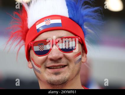 Al Rayyan, Qatar. 01st décembre 2022. Les fans croates arrivent au stade avant le match du groupe F de la coupe du monde de la FIFA, Qatar 2022 entre la Croatie et la Belgique, au stade Ahmad Bin Ali, sur 01 décembre 2022, à Doha, au Qatar. Photo: Igor Kralj/PIXSELL Credit: Pixsell photo & Video Agency/Alay Live News Credit: Pixsell photo & Video Agency/Alay Live News Banque D'Images