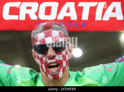 Al Rayyan, Qatar. 01st décembre 2022. Les fans croates arrivent au stade avant le match du groupe F de la coupe du monde de la FIFA, Qatar 2022 entre la Croatie et la Belgique, au stade Ahmad Bin Ali, sur 01 décembre 2022, à Doha, au Qatar. Photo: Igor Kralj/PIXSELL Credit: Pixsell photo & Video Agency/Alay Live News Credit: Pixsell photo & Video Agency/Alay Live News Banque D'Images