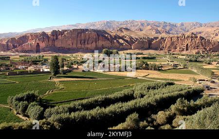 Bamyan (Bamiyan) dans le centre de l'Afghanistan. Vue sur la vallée de Bamyan (Bamiyan) montrant les grandes et petites niches de Bouddha dans la falaise. Banque D'Images