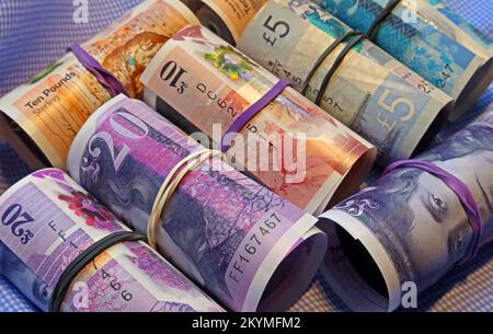Rouleaux de billets de banque écossais, tenus ensemble par des bandes élastiques, noir Cash seulement économie Banque D'Images