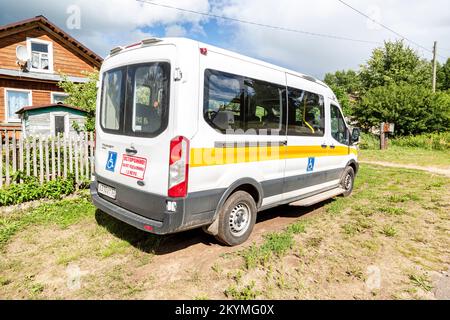 Novgorod, Russie - 26 juillet 2022: Véhicule pour le transport des personnes à mobilité réduite. Accessibilité au transport pour les personnes handicapées Banque D'Images