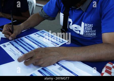 De jeunes Vénézuéliens ont assisté mercredi à l'enregistrement du 'Recensement du Programme de bourses d'études JEL', à 30 novembre 2022, dans la ville de San Francisco, au Venezuela. Le maire de la municipalité du sud, Gustavo Fernández Méndez, a personnellement supervisé l'inscription des candidats à des études universitaires en privé, Les universités publiques et avec la modalité du système en ligne grâce à la relance du programme fait par le gouverneur de l'état de Zulia Manuel Rosales Guerrero au 'Programme Jesús Enrique Lossada Bourses d'études'. Cette initiative, les diplômés du secondaire et les gens de 16 à Banque D'Images