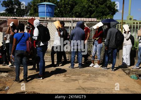 De jeunes Vénézuéliens ont assisté mercredi à l'enregistrement du 'Recensement du Programme de bourses d'études JEL', à 30 novembre 2022, dans la ville de San Francisco, au Venezuela. Le maire de la municipalité du sud, Gustavo Fernández Méndez, a personnellement supervisé l'inscription des candidats à des études universitaires en privé, Les universités publiques et avec la modalité du système en ligne grâce à la relance du programme fait par le gouverneur de l'état de Zulia Manuel Rosales Guerrero au 'Programme Jesús Enrique Lossada Bourses d'études'. Cette initiative, les diplômés du secondaire et les gens de 16 à Banque D'Images