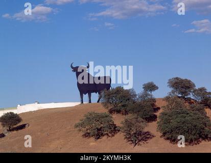 SILUETA DEL TORO DE OSBORNE TIPICA DEL PAISAJE ESPAÑOL. Banque D'Images