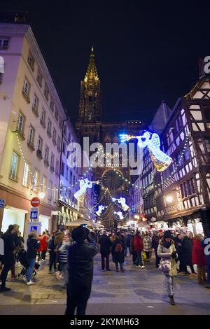 Le célèbre marché de Noël de Strasbourg a ouvert ses portes sur 25 novembre 2022. Dans différents endroits, des chalets et des décorations de Noël sont installés jusqu'à la fin de l'année pour accueillir 2 millions de visiteurs. Le grand arbre de la place Kleber, les marchés de la cathédrale, la petite France, et la place Broglie, la plus ancienne Kristkindelsmarik, sont les principales attractions de ces fêtes de Noël. Un dispositif de sécurité important est en place pendant cette période. 30 novembre 2022, à Strasbourg, dans le nord-est de la France. Photo de Nicolas Roses/ABACAPRESS.COM Banque D'Images