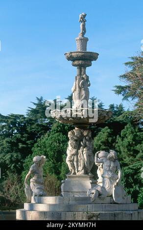 FUENTE DE LOS TRITONES - S XVII - FUENTE BARORCA SITUADA EN LOS JARDINES DEL CAMPO DEL MORO. EMPLACEMENT : PALACIO REAL-JARDINES. MADRID. ESPAGNE. Banque D'Images