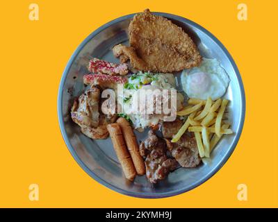 Assiette à steak isolée avec porc, poisson, poulet, œuf frit et frites Banque D'Images