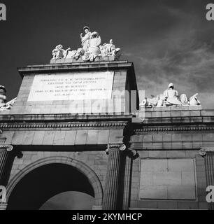 PUERTA DE TOLEDO REALIZADA ENTRE 1817 Y 1826- ESCULTURAS DE JOSE GINES RAMON BARBA Y VALERIANO SALVATIERRA- NEOCLASICISMO ESPAÑOL- FOTO. AUTEUR: ANTONIO LOPEZ AGUADO (1764-1831). EMPLACEMENT : PUERTA DE TOLEDO. MADRID. ESPAGNE. Banque D'Images