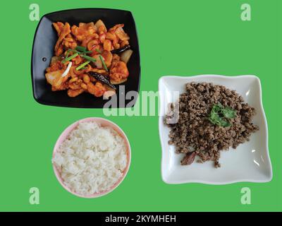 Ensemble isolé de porridge chinois de style thaïlandais - riz cuit, poulet sauté avec noix de cajou et olives chinoises avec porc haché Banque D'Images