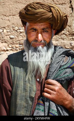 Bamyan (Bamiyan) / Afghanistan central : un vieil afghan avec une longue barbe grise à Bamyan. Banque D'Images